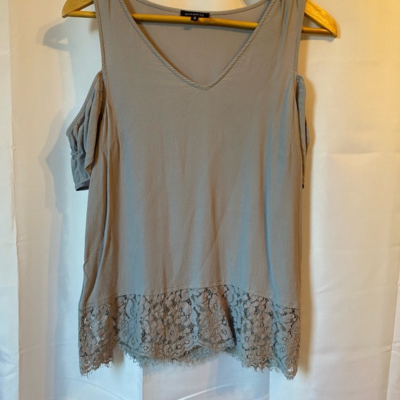 Cap sleeve with lace Dynamite blouse - Picture 2 of 4